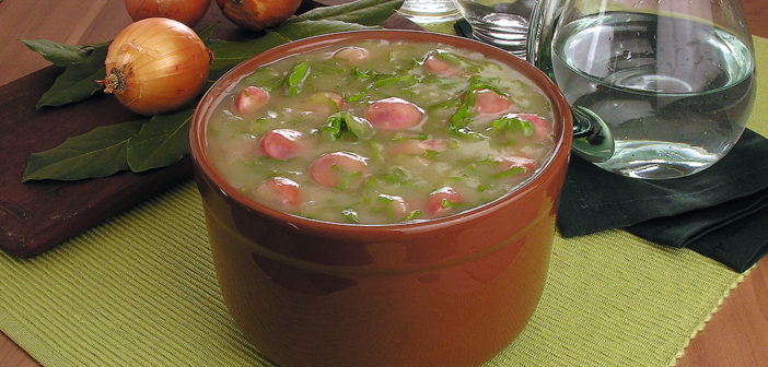 Receita fácil de caldo verde, com linguiça portuguesa, para você servir nos dias mais frios e deliciar a família. Confira agora mesmo!