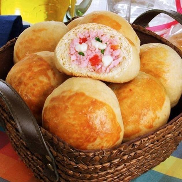 Pão de batata com presunto e queijo