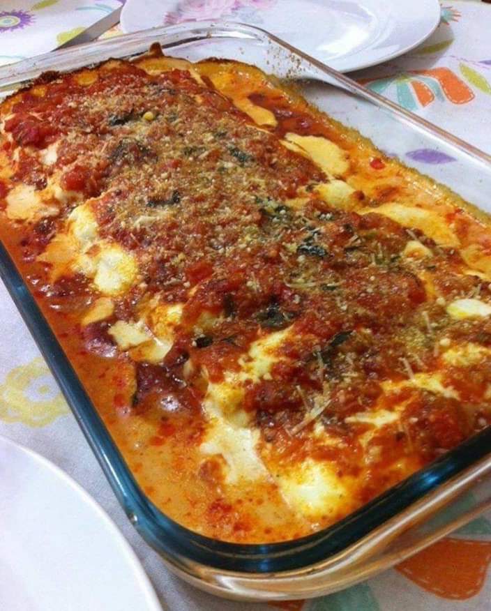 COMO PREPARAR CANELONE RECHEADO DE PRESUNTO E QUEIJO COM MOLHO BRANCO E DE TOMATE