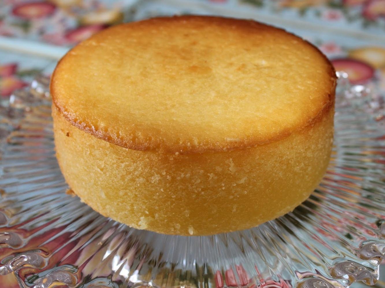 4 Depois de assar pelo tempo indicado seu bolo de massa puba está pronto! Espere esfriar antes de desenformar e prove acompanhando com um café. Bom apetite e diga nos comentários o que você achou! Gostou do bolinho? Confira também estas receitas de bolo de mandioca: