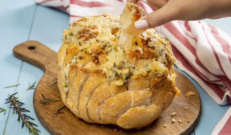 Pão de alho com mix de queijo e ervas