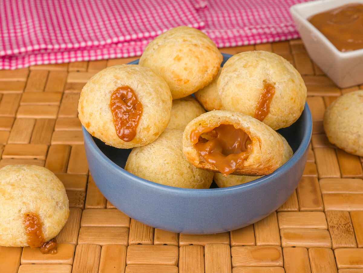 Pão de Queijo Recheado com Doce de Leite