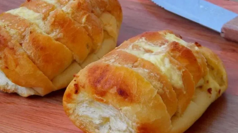 Pão de alho feito com pão francês e queijo assado