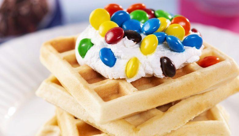 Waffle com confeitos de chocolate e chantilly