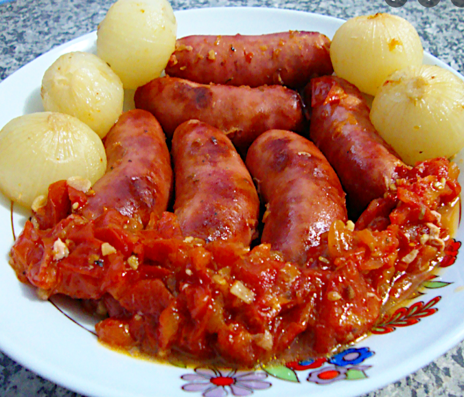 Linguiça com molho de cebola