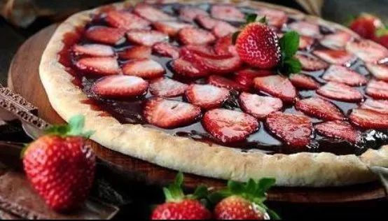 Pizza de chocolate com morango