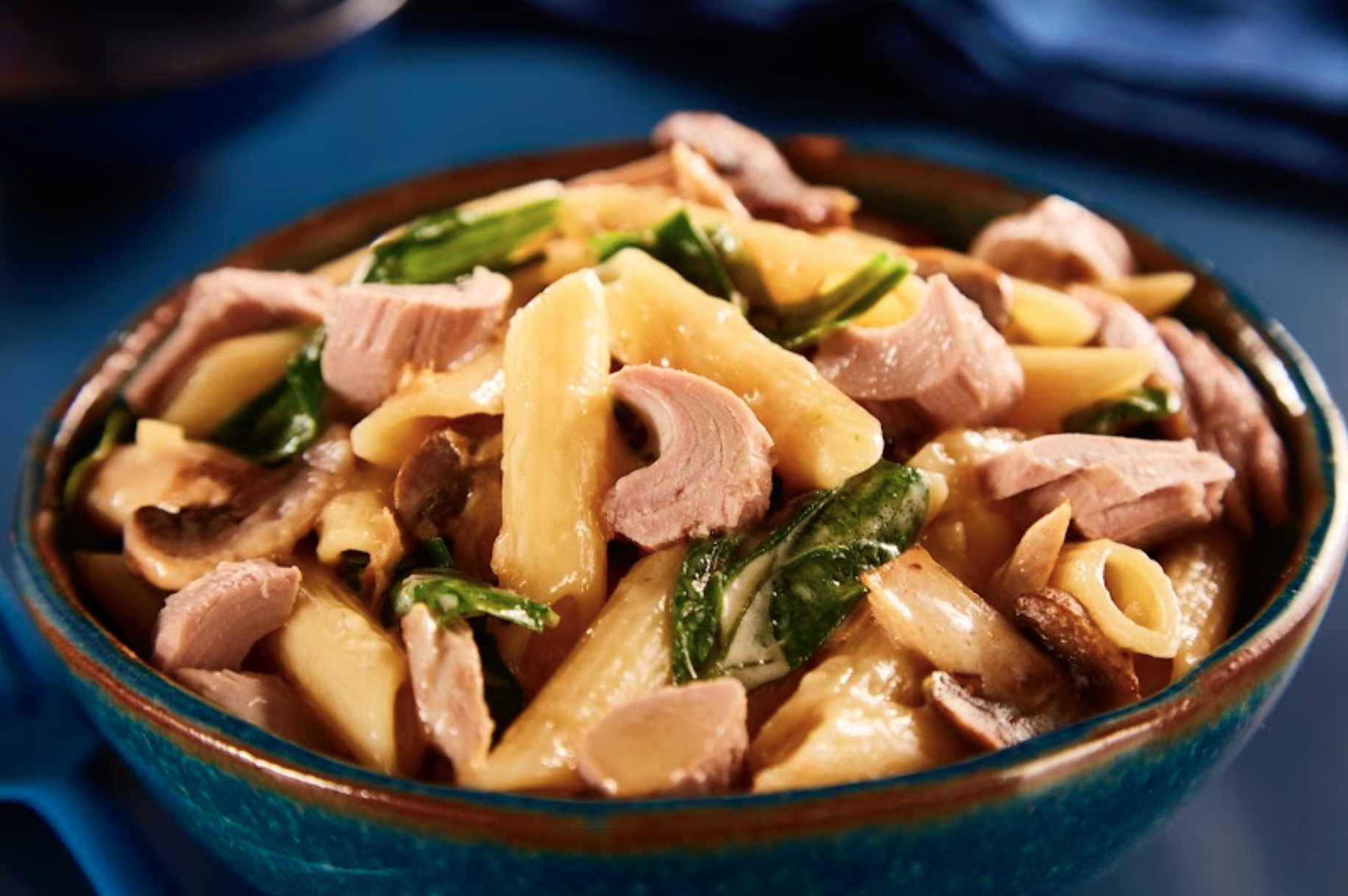 Macarrão com Cogumelo Espinafre e Atum penne