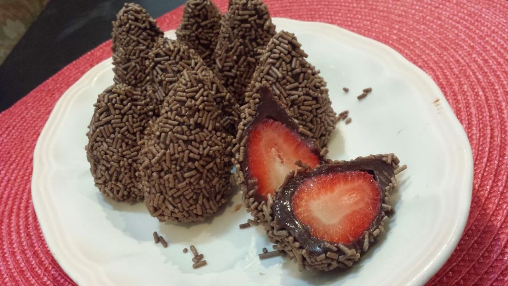 Coxinha de brigadeiro com morango