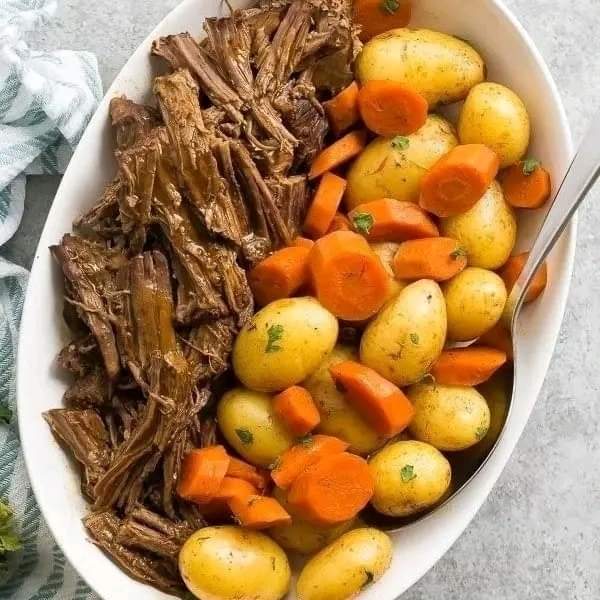 Carne com cenouras e batatas