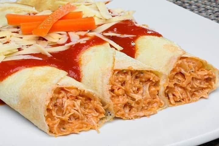 PANQUECA DE FRANGO DESFIADO.