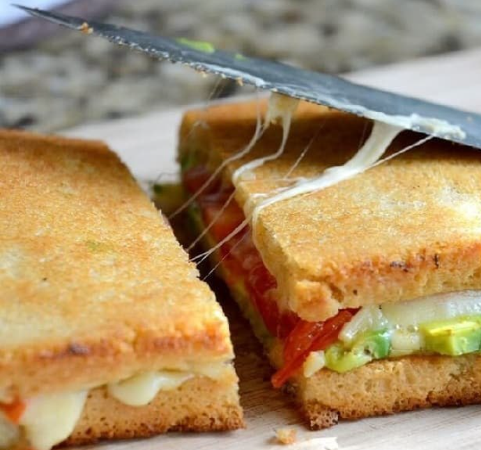 SANDUÍCHE DE QUEIJO E AVOCADO NA CHAPA