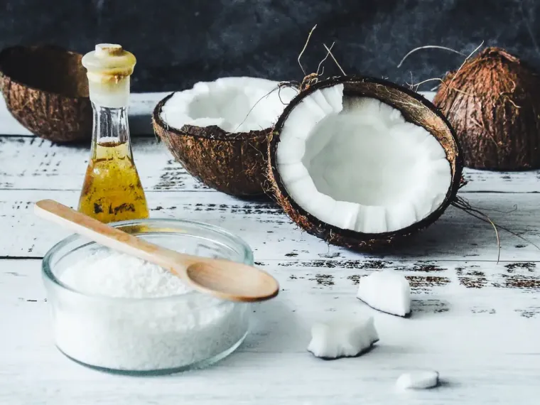 Esfolie a pele com óleo de coco e açúcar