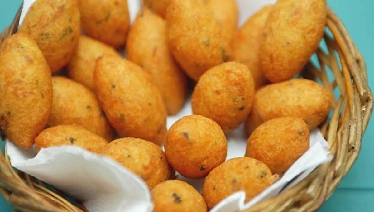 Bolinho de frango com queijo