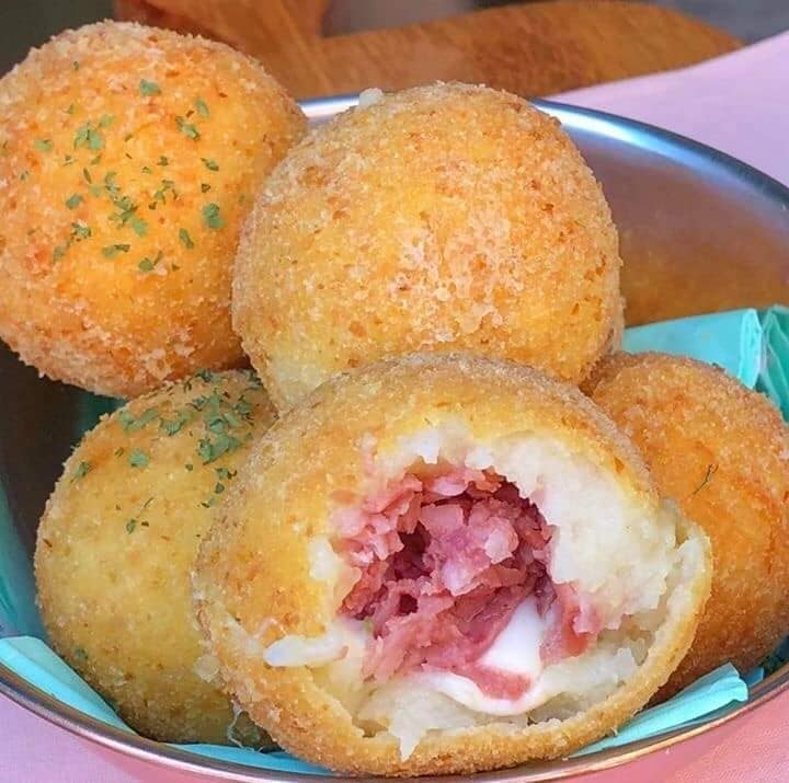 Bolinhos de calabresa com batata