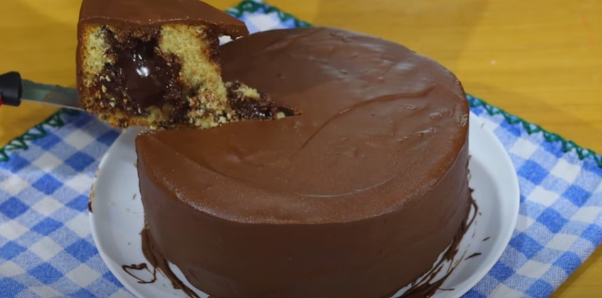 Bolo bomba de chocolate fácil demais