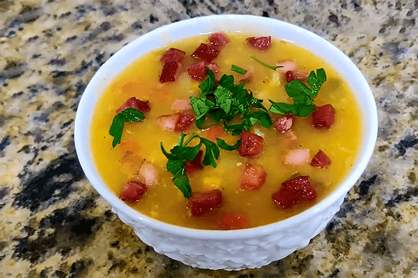 Caldo de aipim com calabresa