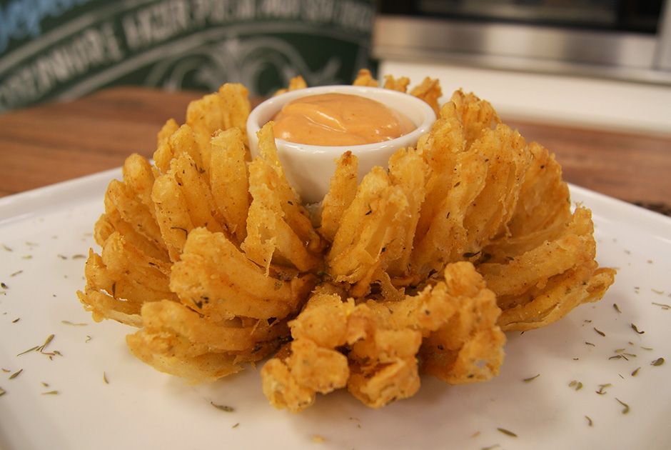 Cebola frita com molho de queijo: você nunca comeu nada igual