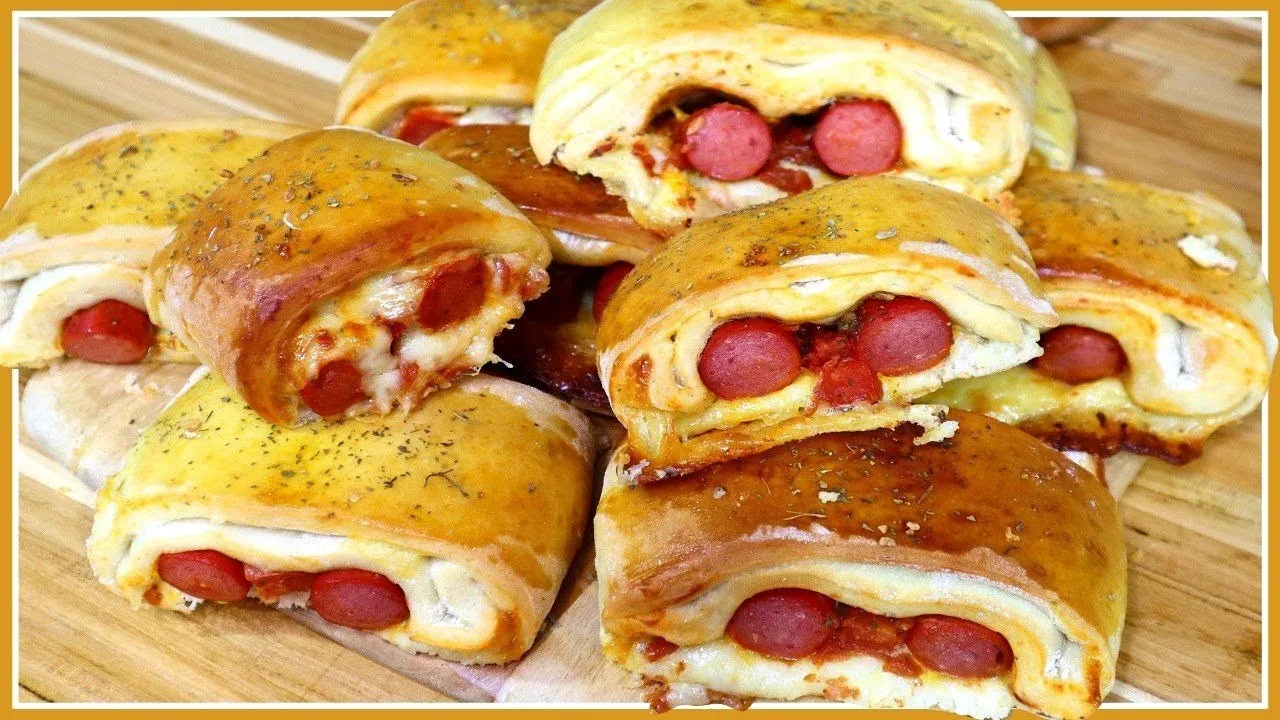 Lanche de forno com salsicha delicioso