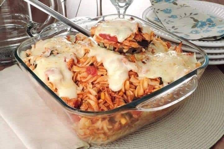 Macarrão cremoso com salsicha, uma delícia