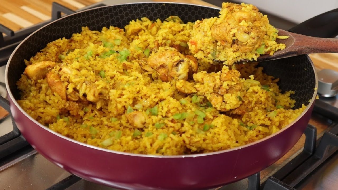 Arroz com coxinha de frango é uma deliciosa e popular combinação culinária que certamente desperta o apetite dos amantes da gastronomia.