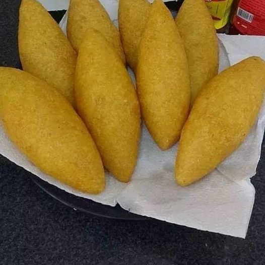 Bolinho de frango feito com farinha de milho... cêis gosta?