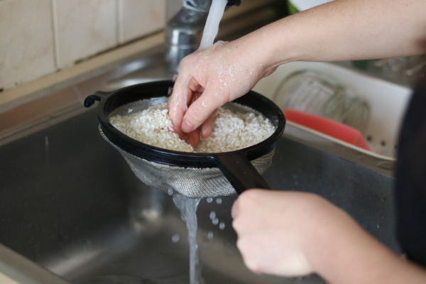 Entenda o verdadeiro motivo de ser errado lavar o arroz antes de cozinhar NUNCA mais faça isso todo cuidado é pouco