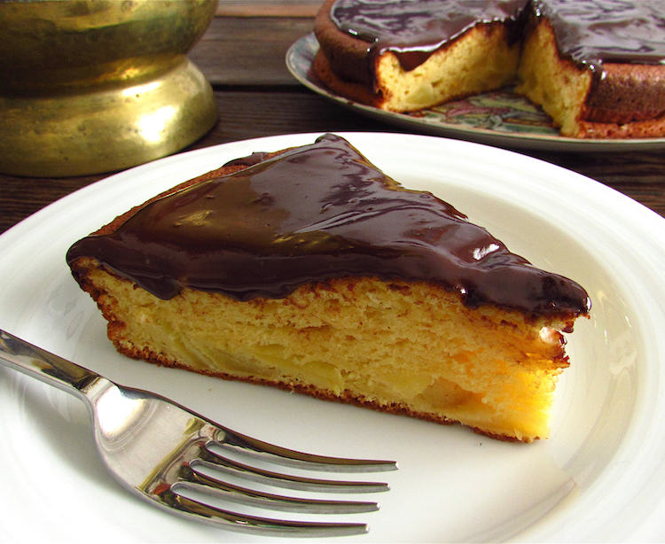 bolo de maça com cobertura de chocolate