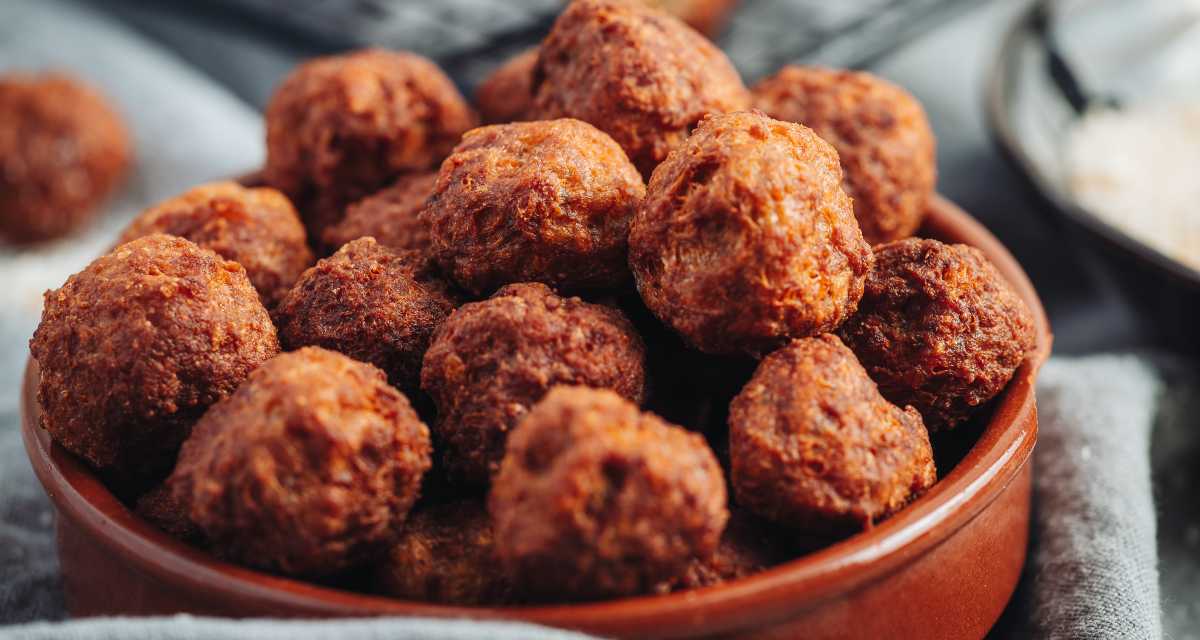 bolinhos de carne moída e fubá com queijo 