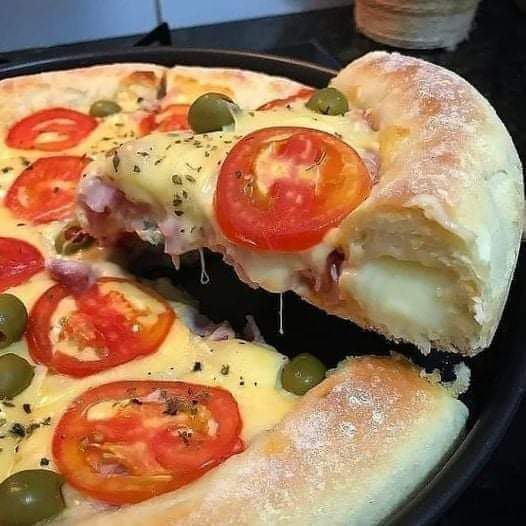 Pizza Caseira com Bordas Recheadas e Misto Quente de Forno 