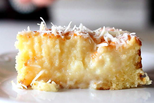 Bolo de Leite Condensado com Coco e Bolo de Cenoura com Laranja e Calda de Chocolate: Uma Combinação Divina