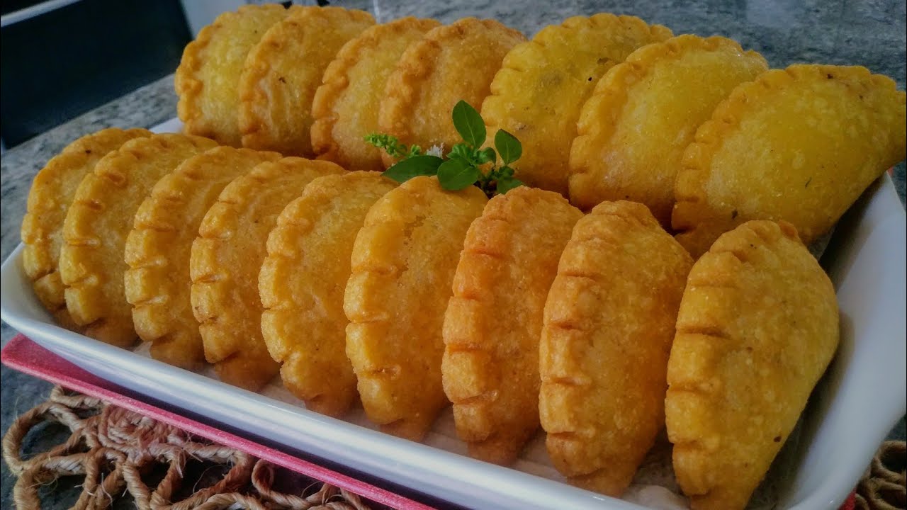 Os pastéis de fubá e os bolinhos de batata com carne moída são pratos que evocam memórias afetivas e aconchego.