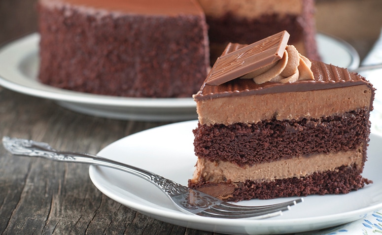 Bolo Mousse de Chocolate de Liquidificador e Pudim de Pão com Leite Condensado: Uma Combinação Irresistível