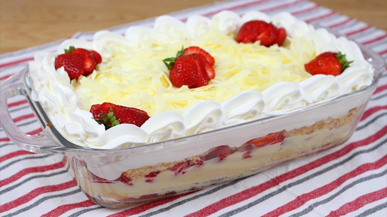 torta de Leite Ninho com morango na travessa