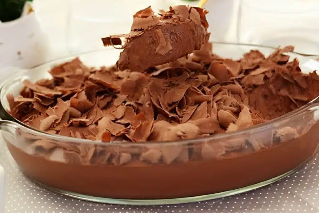 mousse de chocolate na travessa e o pudim sem leite condensado